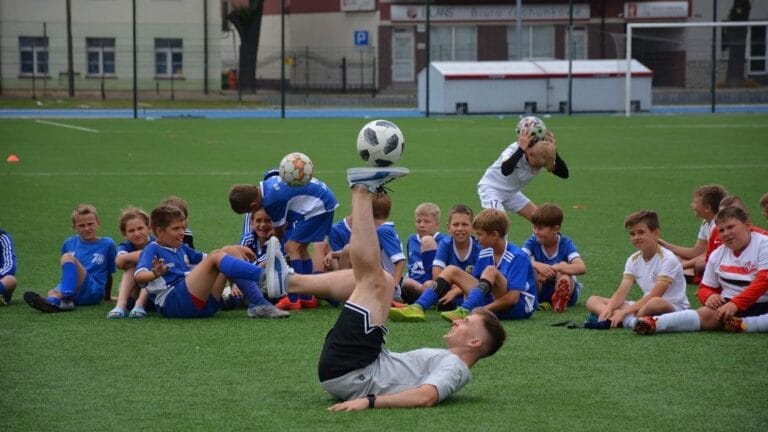 pokazy trikow pilkarskich